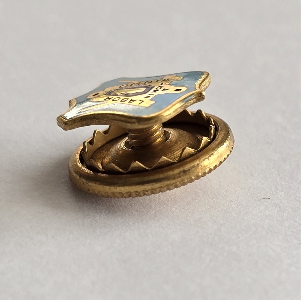 Vintage pin Labor Omnia Vincit Union Carpenters & Joiners brooch lapel - Picture 4 of 11